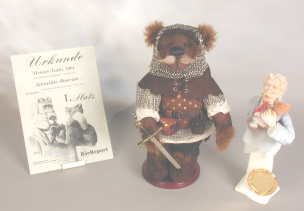 Bild des Teddys Artus mit Pokal der Meisterteddy